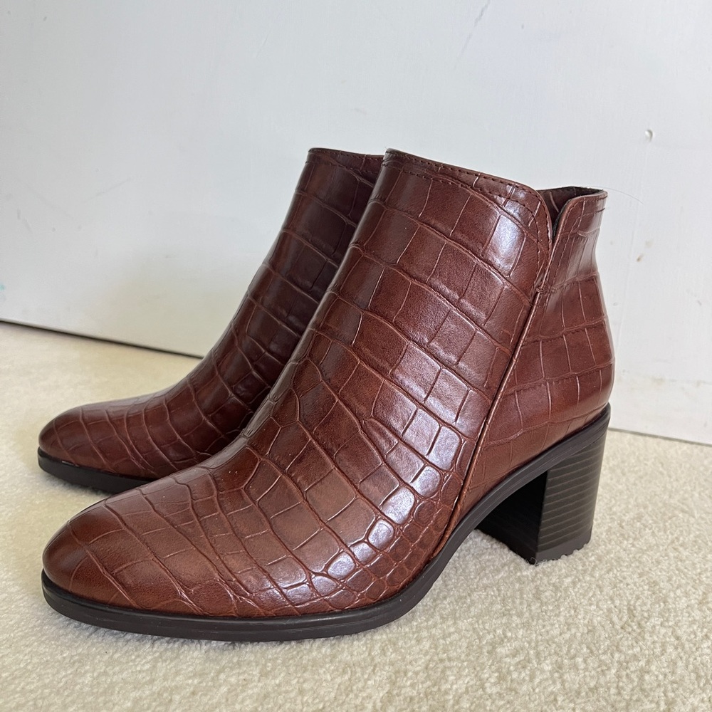 Ankle boot medium brown croc style leather by naturalizer NWOT